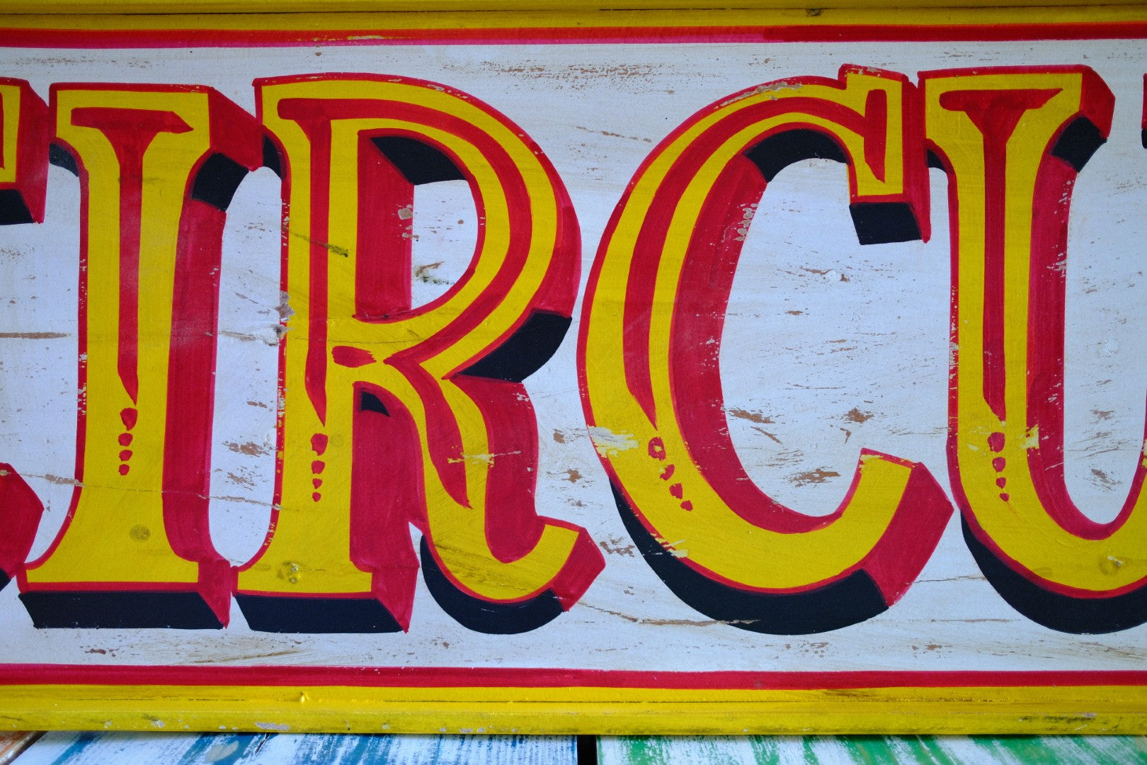 Vintage-style 'Circus' sign with yellow and red text on a white background